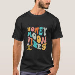 Camiseta Honeymoon Vibes Retro Groovy Vintage Apenas Marido<br><div class="desc">Lua de mel Vibes Retro Groovy Vintage Apenas Casal Mariado.</div>