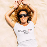 Camiseta Honeymoon Vibes Sweetarts<br><div class="desc">luas de mel com corações entrelaçados</div>
