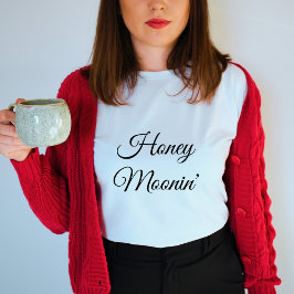 Camiseta Honeymoonin' Modern Black Script White Women's
