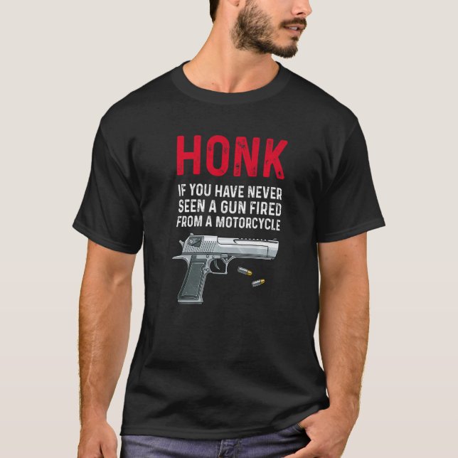 Camiseta Honk If You Have Never Seen A Gun Fired From A Mot (Frente)
