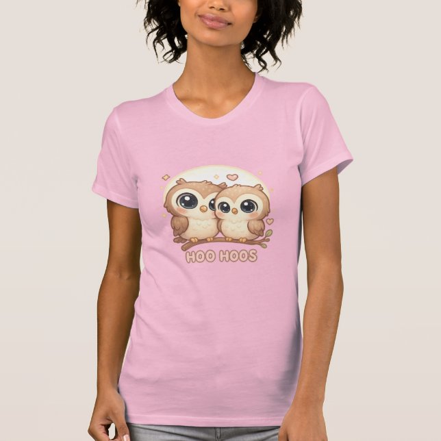 Camiseta HOO HOOS – Cute Chibi Owl Pair Under Moon (Frente)