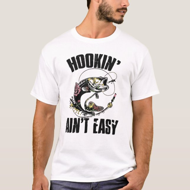 Camiseta Hookin’ Ain’t Easy Fishing T-Shirt – Funny Angler  (Frente)