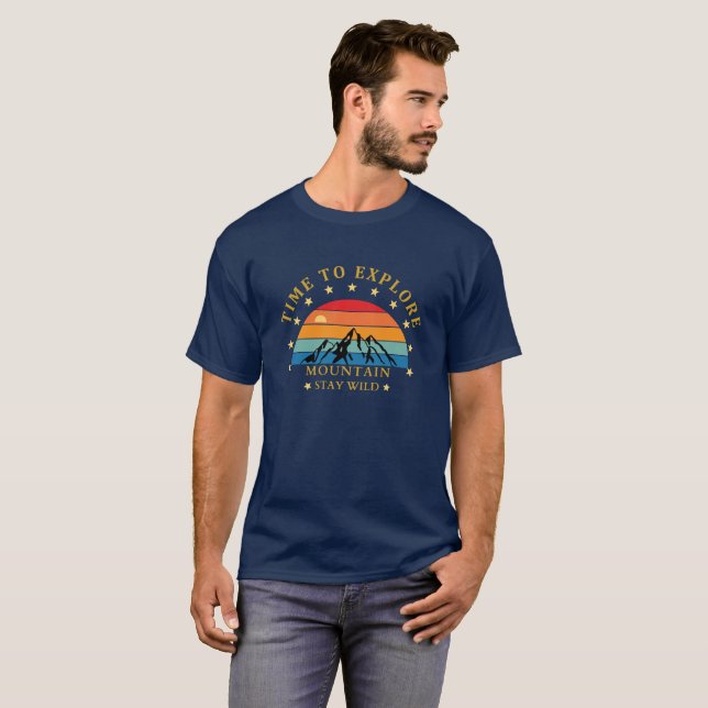 Camiseta Hora de Explorar Montanha – Retro Hiking  (Frente Completa)