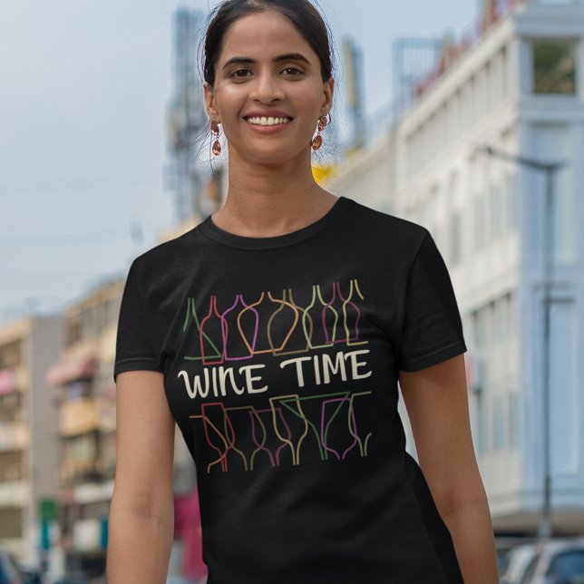 Camiseta Hora do Vinho (Wine Time Tee for Women Who Love Wine)
