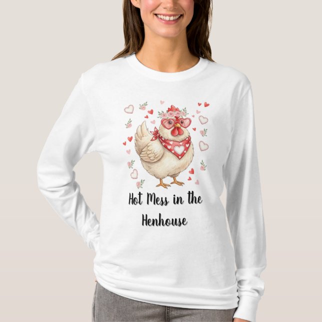 Camiseta Hot Mess in the Henhouse Valentine Chicken (Frente)