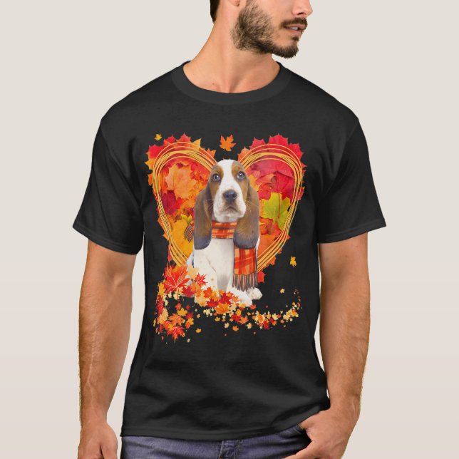 Camiseta Hound Basset Com Coração Feita De Folhas De Outono (Frente)