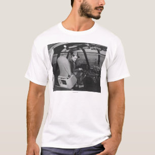 Camiseta Howard Hughes no plano de madeira do ganso Spruce