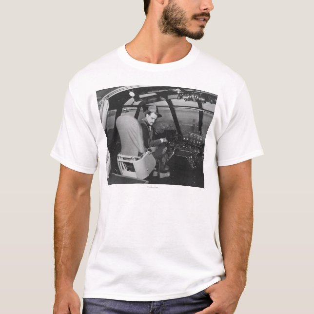 Camiseta Howard Hughes no plano de madeira do ganso Spruce (Frente)
