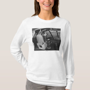 Camiseta Howard Hughes no plano de madeira do ganso Spruce