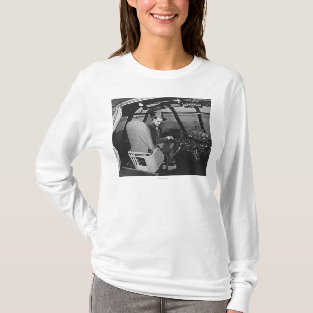 Camiseta Howard Hughes no plano de madeira do ganso Spruce (Frente)