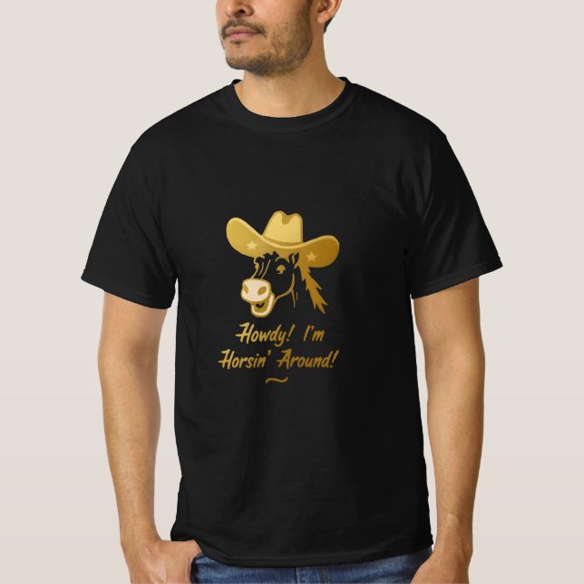Camiseta Howdy! I’m Horsin’ Around – Funny Horse Cowboy Hat (Frente)