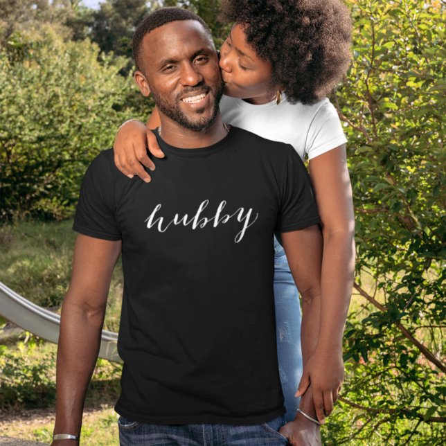 Camiseta Hubby Modern White Script Black Mens (Criador carregado)
