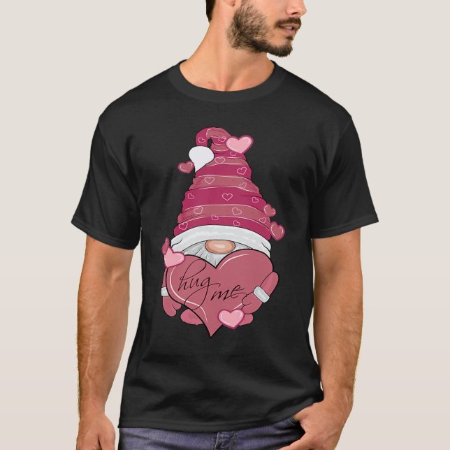 Camiseta Hug me  Cute Valentines Day Gnome with huge Heart (Frente)
