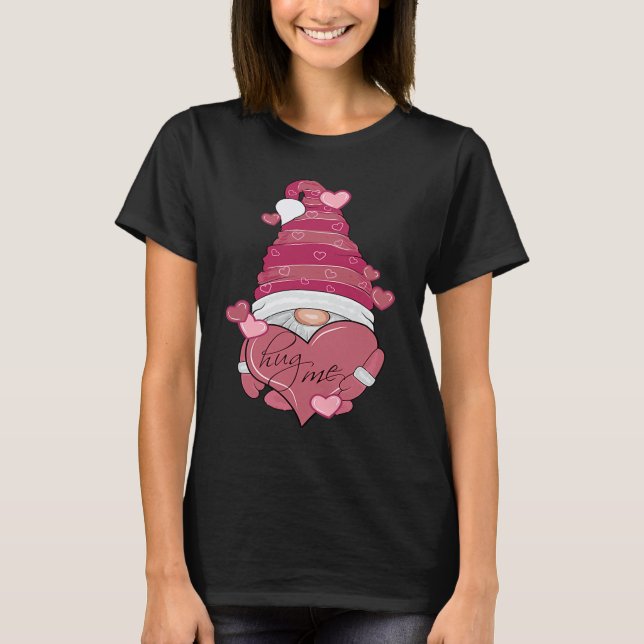 Camiseta Hug me  Cute Valentines Day Gnome with huge Heart (Frente)