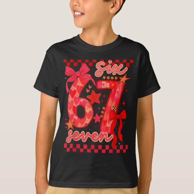 Camiseta Hugvyn Six Seven Valentine 6 7 Meme Checkered Coqu (Frente)