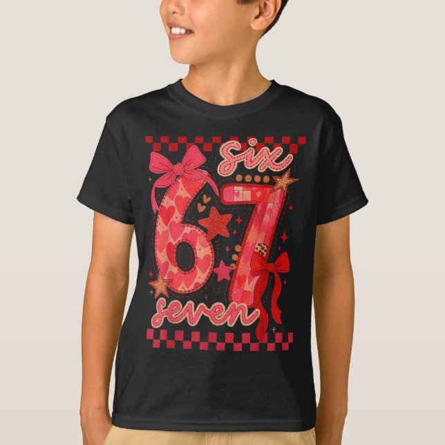 Camiseta Hugvyn Six Seven Valentine 6 7 Meme Checkered Coqu (Frente)