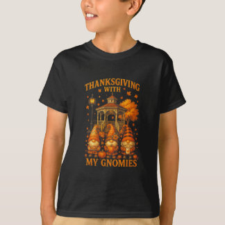 Camiseta Hugvyn Thanksgiving With My Gnomies Fall Autumn Gn