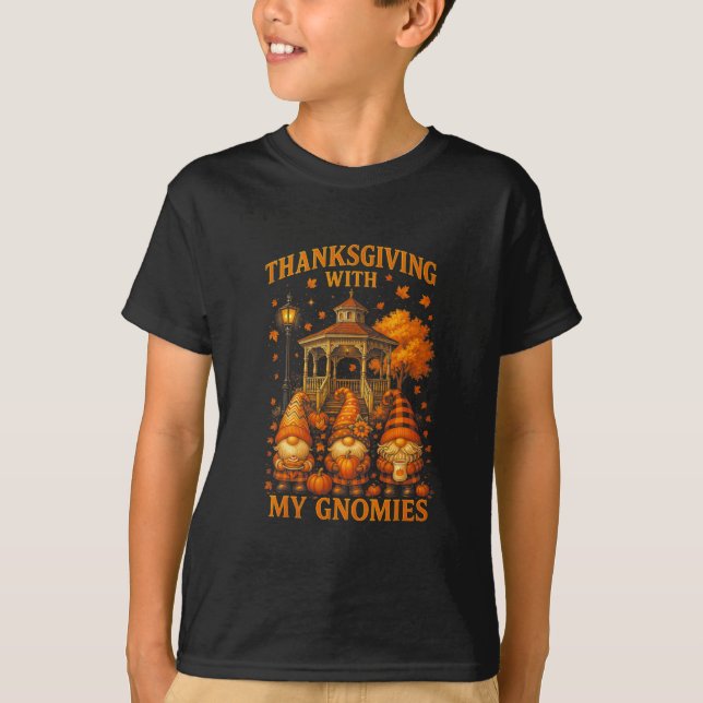 Camiseta Hugvyn Thanksgiving With My Gnomies Fall Autumn Gn (Frente)