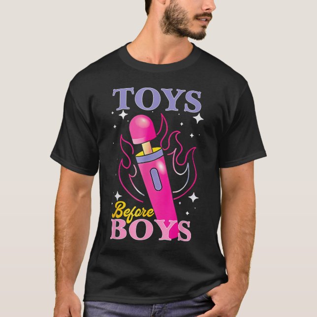 Camiseta Humor Adulto Dizendo Brinquedos Antes Meninos Engr (Frente)
