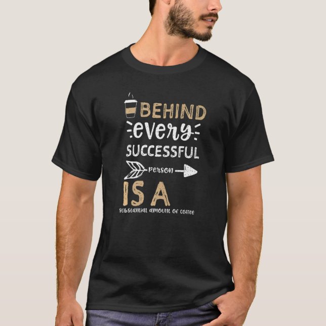 Camiseta Humor Atrás de qualquer pessoa bem sucedida é um s (Frente)