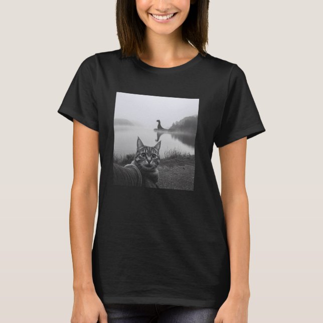 Camiseta Humor de Criptídeo Engraçado Gato Selfie Com Nessi (Frente)