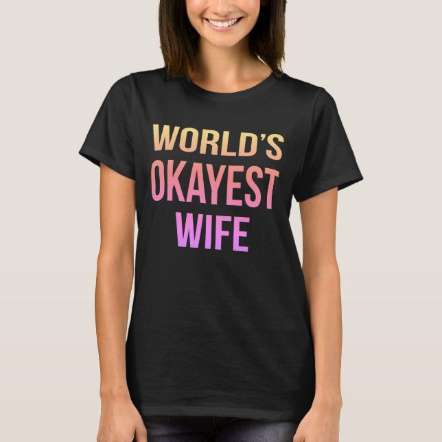Camiseta Humor de Esposa Mais Okayest do Mundo (Frente)