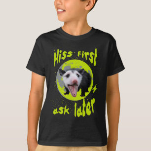 Camiseta Humor de Gambá Divertido: Rosnar Primeiro, Pergunt