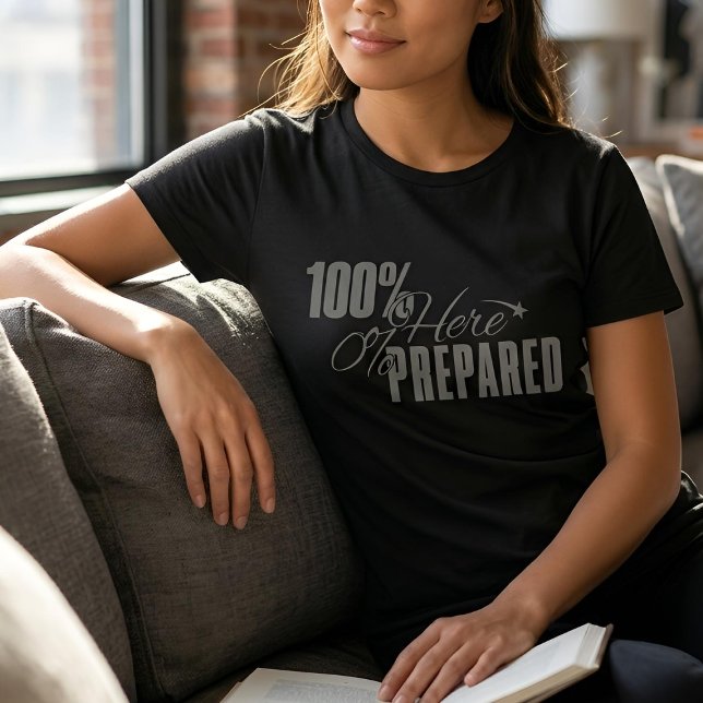 Camiseta Humor Medido | Presente v Preparado | Escuro (Lifestyle Shot)