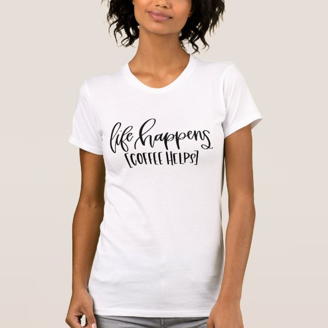 Camiseta Humor #momlife | A Vida Acontece Café Ajuda Engraç (Frente)