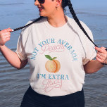 Camiseta Humor Sassy Corpo de Pêssego Vintagem de Positivid<br><div class="desc">Entre no verão com confiança em nosso Humor Sassy Corpo de Pêssego Positividade T-Shirt! Abraçar a positividade do corpo com esta corajosa teia gráfica, perfeita para rainhas curvas. É um presente pensativo para os entes queridos de tamanho mais elevado. A nossa estética vintage adiciona um toque de encanto retrô a...</div>