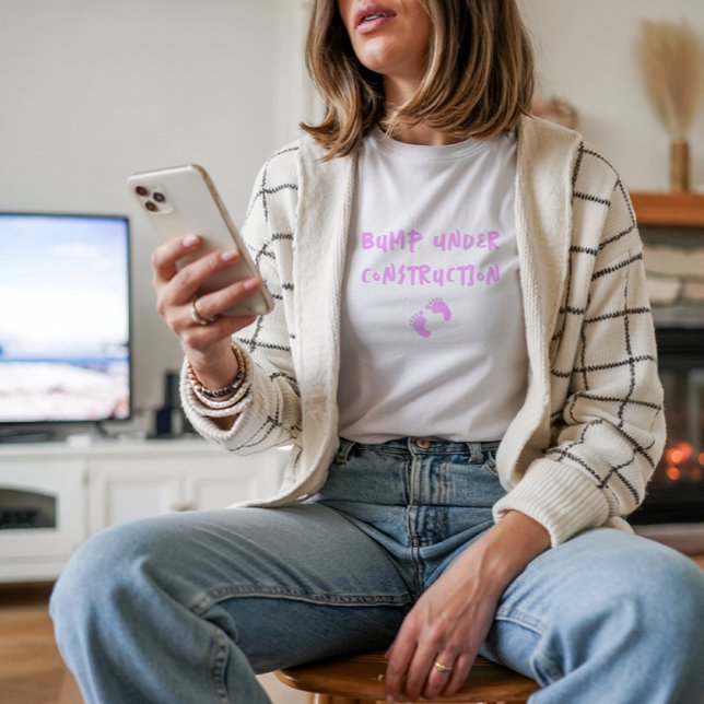 Camiseta Humorous pregnancy fingerprint pink ( Pregnancy tee features a fun pink fingerprint design and the phrase "Bump Under Construction"!)