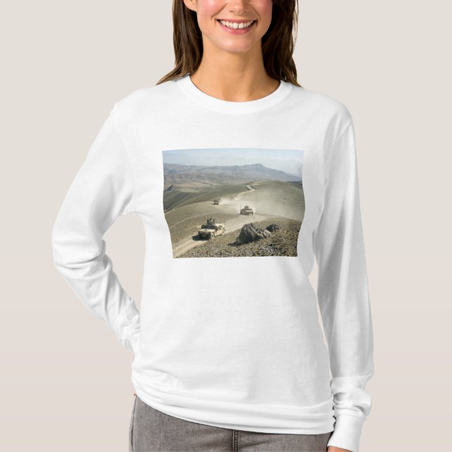 Camiseta Humvees atravessam estradas de montanha robustas (Frente)