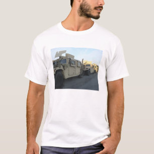 Camiseta Humvees sentam-se no píer da cidade de Morehead