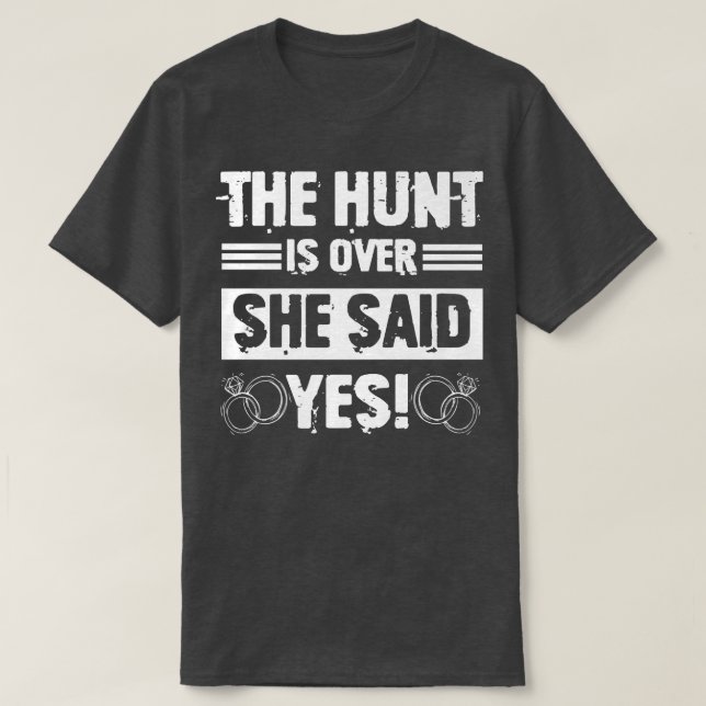 Camiseta Hunt Is Over She Said Funny Groomsmen Bachelor Par (Frente do Design)