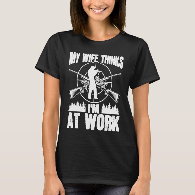 Camiseta Hunter Wife thinks Im at work Deer Hunting Essenti (Frente)
