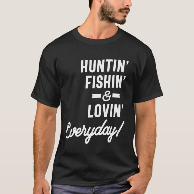 Camiseta Huntin Fishin e Lovin Tee Hunting Fishi no dia a d (Frente)