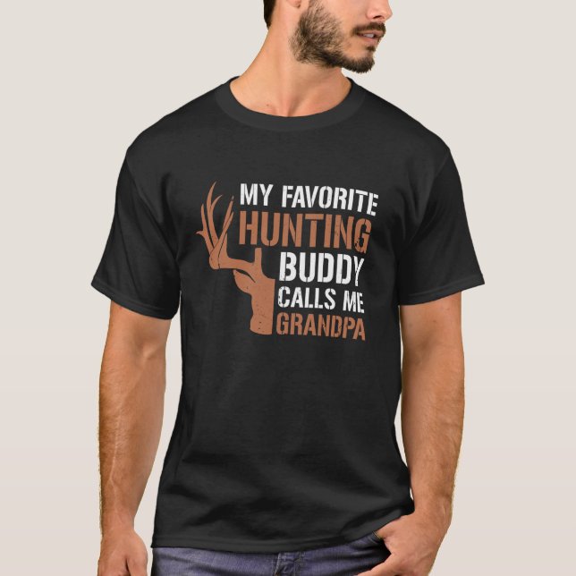 Camiseta Hunting Buddy Me Chama Avô Caçador Engraçado Vovô  (Frente)