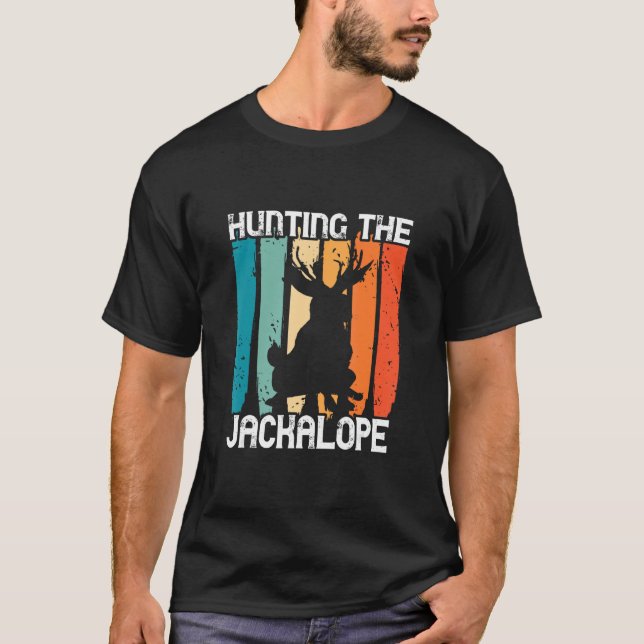 Camiseta Hunting The Jackalope Retro Cryptozoology Cryptid  (Frente)