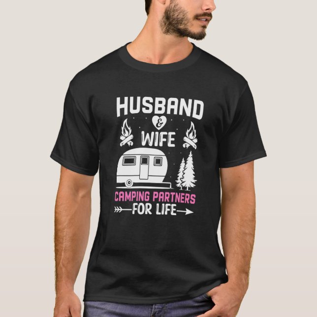 Camiseta Husband and Wife Camping Partners for Life  Camper (Frente)