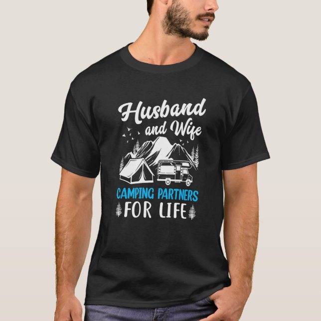 Camiseta Husband and Wife Camping Partners for Life  Camper (Frente)