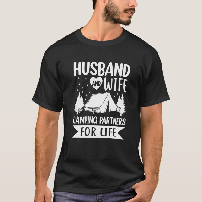 Camiseta Husband and Wife Camping Partners for Life  Camper (Frente)