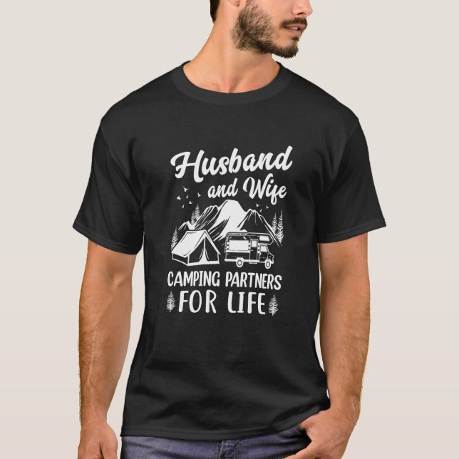Camiseta Husband and Wife Camping Partners for Life  Camper (Frente)