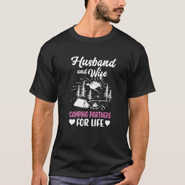 Camiseta Husband and Wife Camping Partners for Life  Camper (Frente)