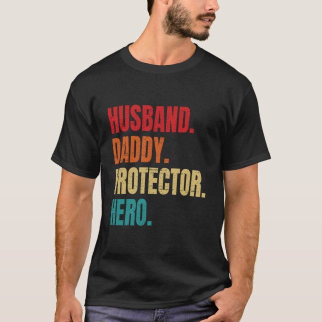 Camiseta Husband Daddy Protector Hero Fathers Day Husband (Frente)