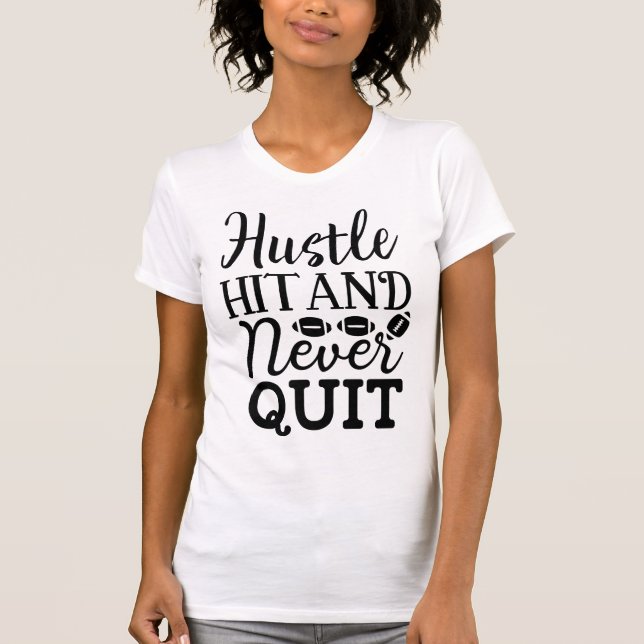 Camiseta Hustle Hit and Never Quit American Football Quote (Frente)