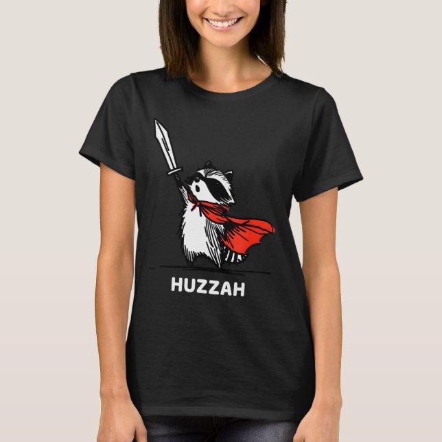 Camiseta Huzzah Raccoon Knight Funny Sword Meme Quote  (Frente)