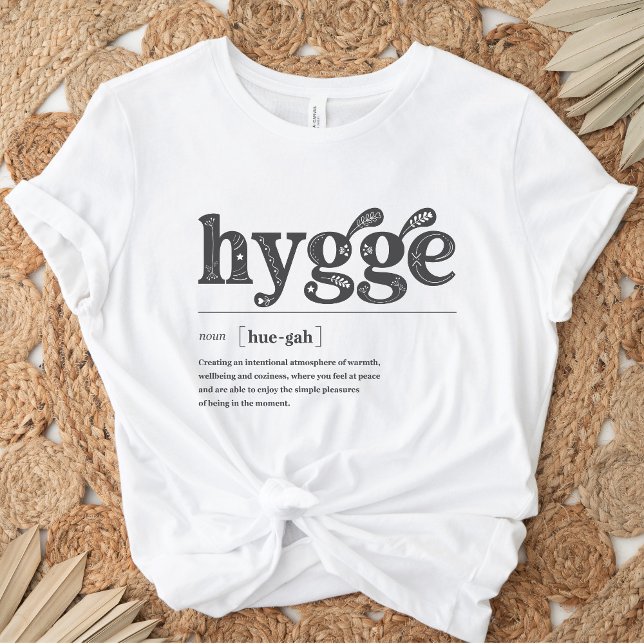 Camiseta HygDefinition Cote Scandanavian Cozy Season (White Cozy Season Hygge definition, inspirational Danish quote meaning, Scandinavian floral, comfort)