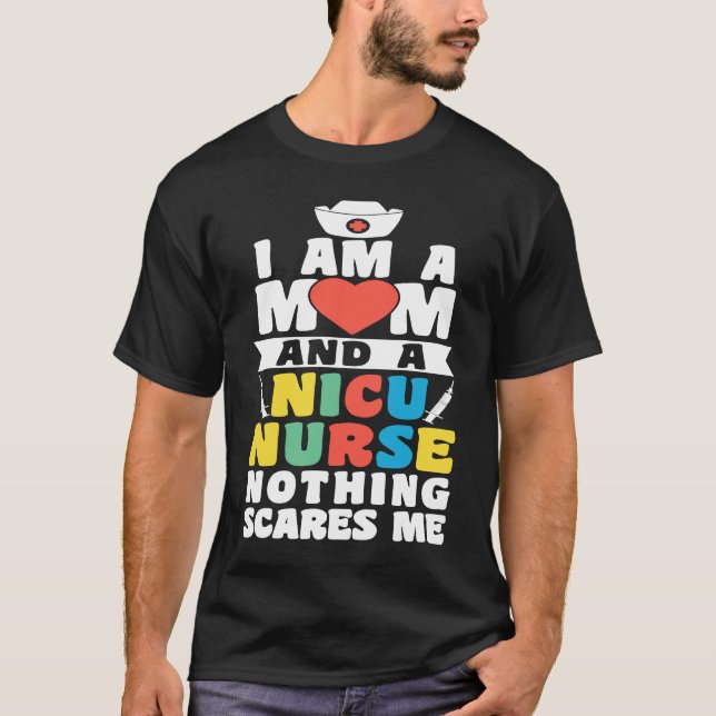 Camiseta I Am A Mom And A Nicu Nurse Nothing Scares Me Moth (Frente)
