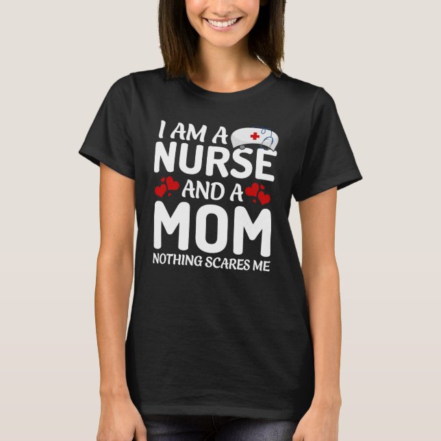 Camiseta I am a mom and a nurse nothing scares me (Frente)