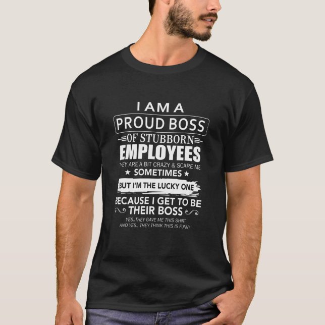 Camiseta I Am A Proud Boss Of Stubborn Employees They Are B (Frente)